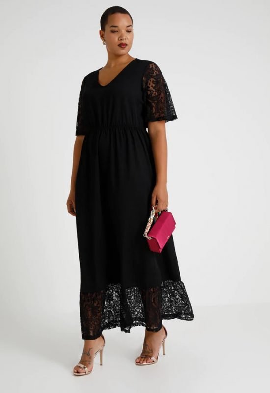 czarna sukienka na wesele plus size z koronki