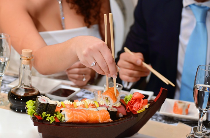 Sushi na weselnym stole