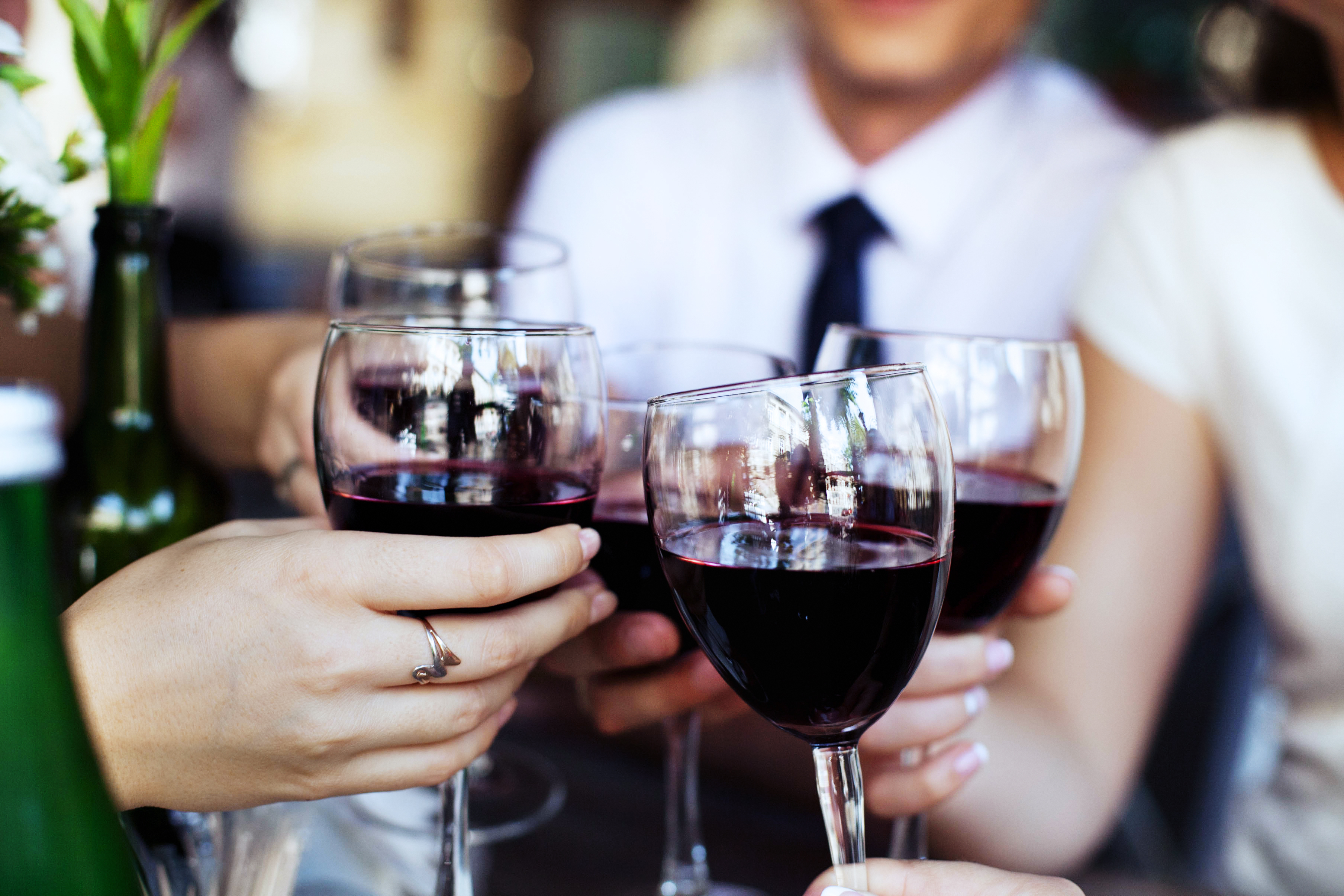 Wino na wesele - dlaczego nie warto na nim oszczędzać?