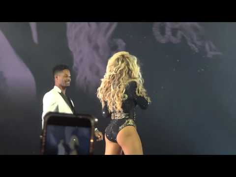 Beyonce stops her show for proposal