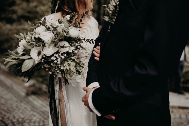 Bukiet ślubny 2025 | 15 najmodniejszych kwiatów do wiązanki + ceny 💐