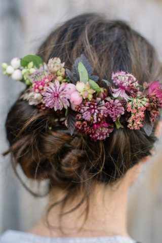 Fryzury ślubne dla cienkich włosów - kwiaty