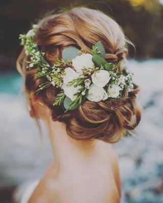 Fryzury ślubne dla cienkich włosów z kwiatami