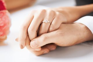 Jak nosić pierścionek zaręczynowy po ślubie? - zdjęcie 2
