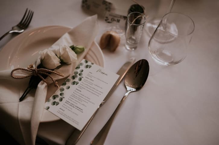 menu weselne na stołach