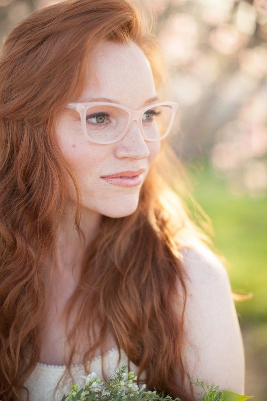 Panna Młoda w okularach - różowe oprawki