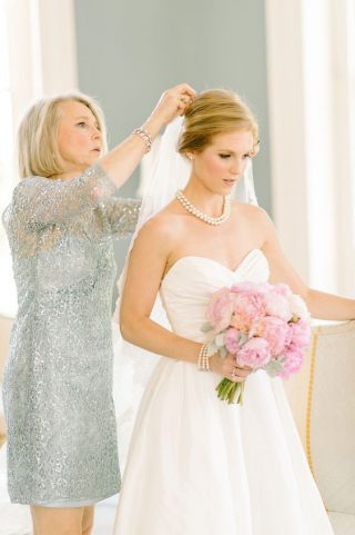 Sukienki na wesele dla mamy Panny Młodej - Washingtonian Magazine