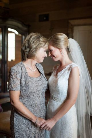 Sukienki na wesele dla mamy Panny Młodej - WeddingWire